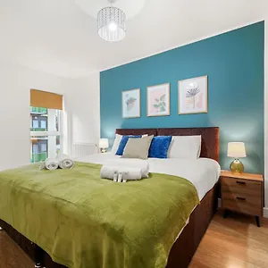 East London Townhouse Sleeps 7 With 1 Parking Space Holiday home